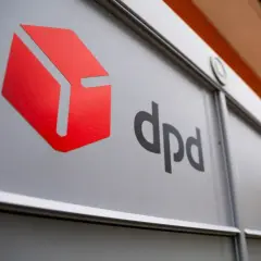 Logo DPD na szarej powierzchni, gotowe do dpd wysyłka materaca.