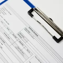 Formularz faktury za pojazd, z polami do wpisania danych, np. list cmr, cena, dane sprzedawcy.