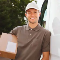 Uśmiechnięty kurier z paczką, gotowy do szybkiej dostawy. UPS Express Saver to gwarancja błyskawicznego czasu dostawy.