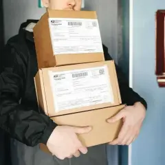 Kurier niesie paczki, które mogą posłużyć do zwrotu na Vinted.