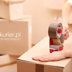 Ręce zamykają taśmą karton, przygotowując przesyłkę niestandardową DPD. W tle stosy pudeł.
