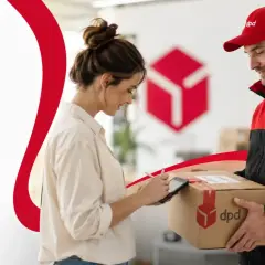 Kurier DPD wręcza paczkę klientce, która podpisuje odbiór na tablecie. Nie martw się, jeśli dpd zgubiona paczka, zawsze można liczyć na pomoc.