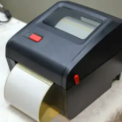 Drukarka termiczna z rolką etykiet. Idealne rozwiązanie, gdzie można wydrukowac etykietę szybko i sprawnie.