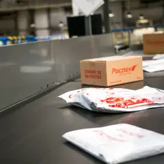 Paczki na taśmie sortowni. Jedna z nich z napisem "Otwórz się na Pocztex". Może to być moja paczka, ale pocztex nie ma mnie w domu.