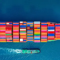 Kontenerowiec z kolorowymi kontenerami na morzu. CIF Incoterms co oznacza? Ubezpieczenie i fracht do portu docelowego.