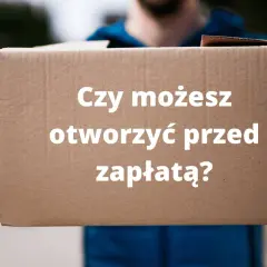 Kurier trzyma paczkę z napisem "Czy możesz otworzyć przed zapłatą?". Dowiadujemy się, czy można otworzyć paczkę przy kurierze.