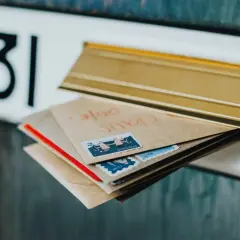 Koperty ze znaczkami czekają na wysłanie. Dowiedz się, jak wysłać list zwykły, by trafił do adresata.