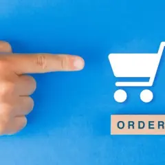 Palec wskazuje na ikonę koszyka, obok której znajduje się napis "ORDER". To symbol, gdzie jest numer zamówienia na paczce.
