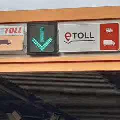 Znak ViaToll z zieloną strzałką w dół informuje, że to przejazd e-TOLL.