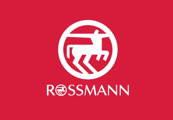Logo Rossmann z białym jeleniem w okręgu i napisem. Idealne do promocji zwroty Rossmann.