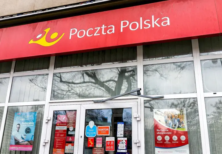 Przed wejściem do Poczty Polskiej, gdzie można nadać przesyłkę nierejestrowaną i odebrać awizo.