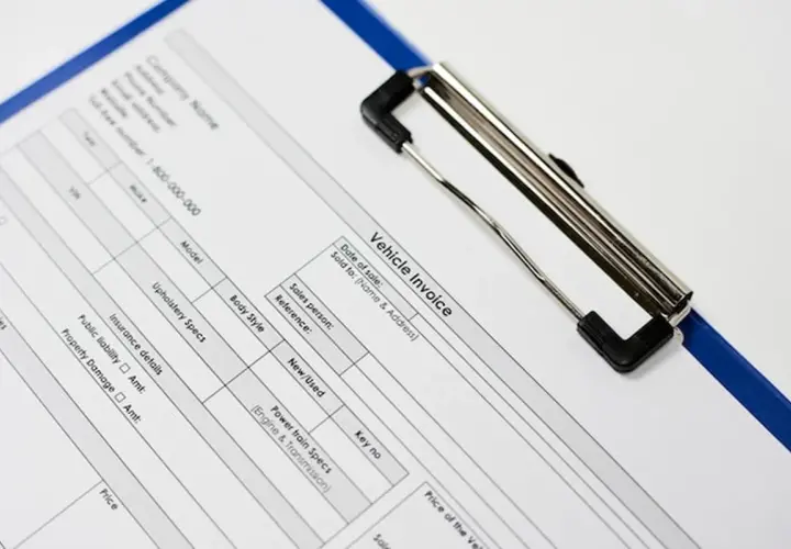 Formularz faktury za pojazd, z polami do wpisania danych, np. list cmr, cena, dane sprzedawcy.