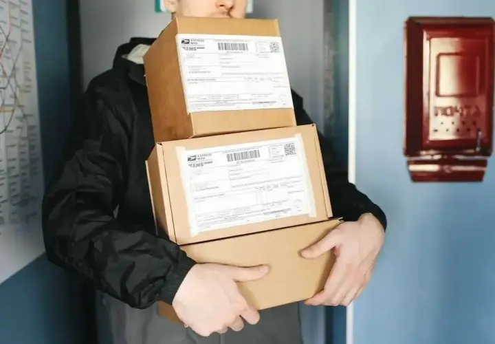 Kurier niesie paczki, które mogą posłużyć do zwrotu na Vinted.