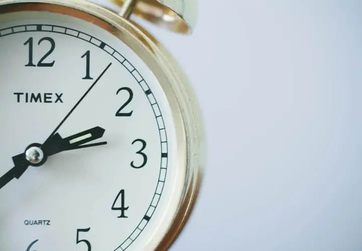 Zegar Timex pokazuje, że kurierzy DPD pracują nawet w weekendy. Czas na dostawę!