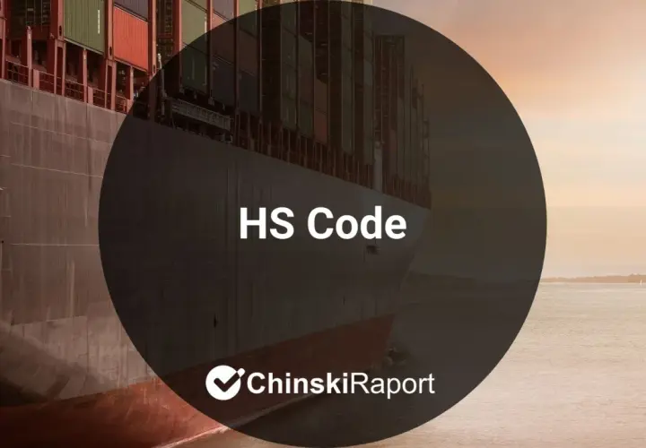 Kontenerowiec z napisem "HS Code" na tle zachodzącego słońca. Kod HS ułatwia globalny handel.
