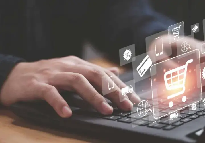 Dłoń na klawiaturze laptopa, ikony zakupów online, koszyk, karta kredytowa, procenty, wyszukiwanie globalne, telefon, ciężarówka – wszystko to pojawia się w samą porę.