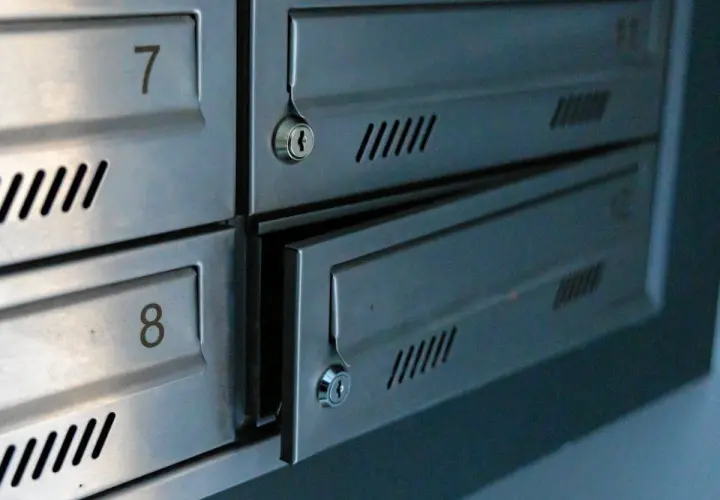 Metalowe skrytki pocztowe z numerami 7 i 8. Jedna z nich jest uchylona, ukazując zamek.