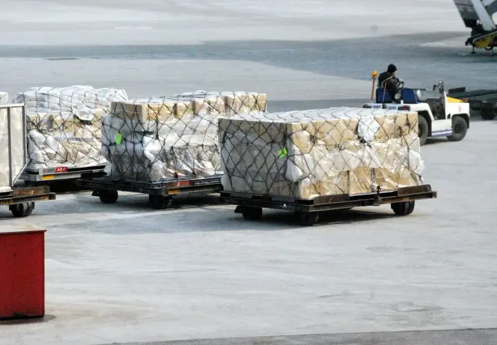 Paczki na lotnisku czekają na transport. Ile prób doręczenia będzie potrzebnych, by trafiły do celu?