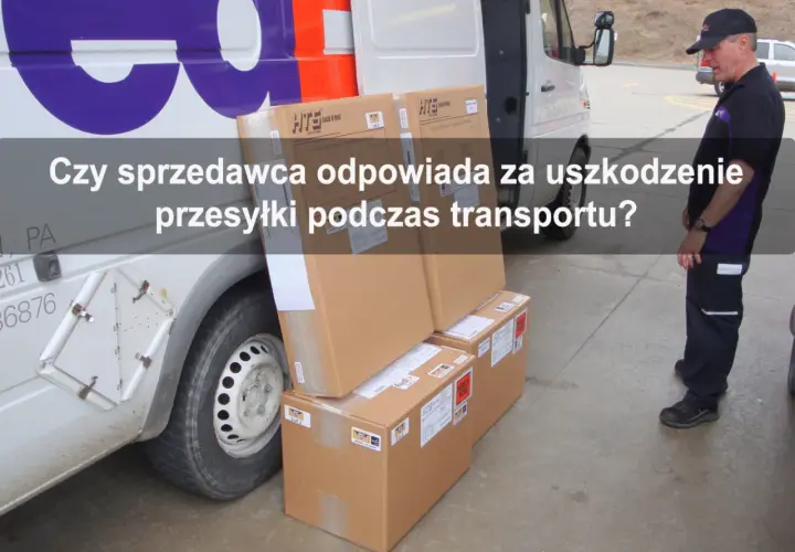 Kurier stoi obok paczek przy samochodzie dostawczym. Temat: zwrot uszkodzonego towaru zakupionego przez internet.