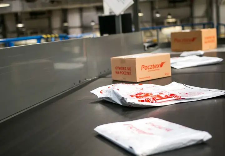 Paczki na taśmie sortowni. Jedna z nich z napisem "Otwórz się na Pocztex". Może to być moja paczka, ale pocztex nie ma mnie w domu.