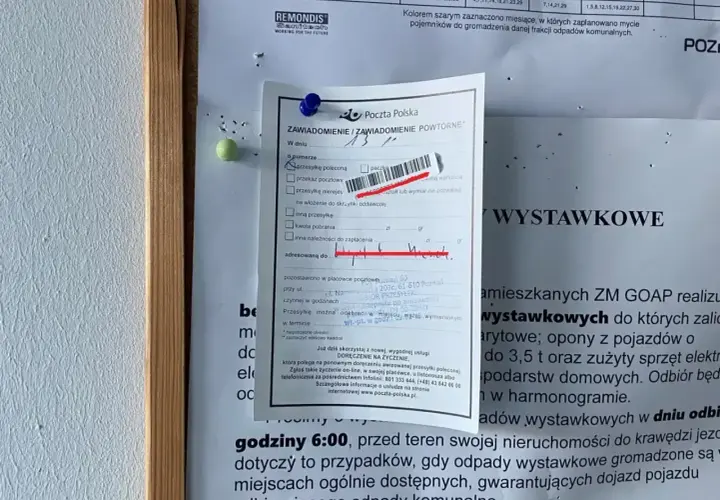 Zawiadomienie z Poczty Polskiej: paczka czeka na poczcie. Zaznaczono, że jest to przesyłka polecona, którą można odebrać do 10 dni.