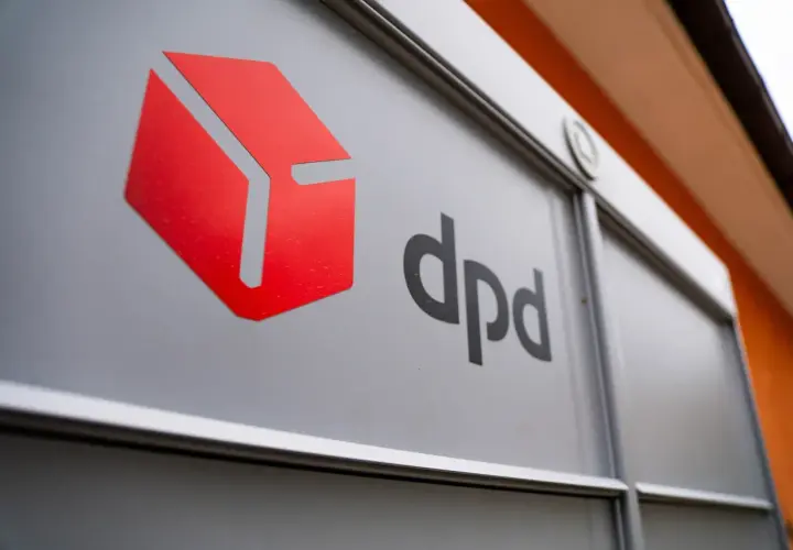 Logo DPD na szarej powierzchni. Moja paczka nadal nie dotarła, mimo że dpd kurier miał ją dostarczyć.