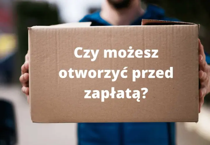 Kurier trzyma paczkę z napisem "Czy możesz otworzyć przed zapłatą?". Dowiadujemy się, czy można otworzyć paczkę przy kurierze.
