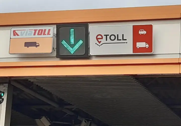 Znak ViaToll z zieloną strzałką w dół informuje, że to przejazd e-TOLL.
