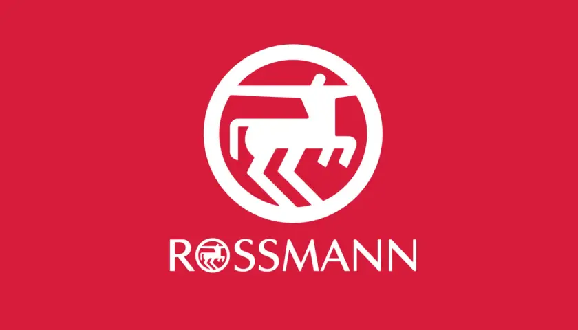 Logo Rossmann z białym jeleniem w okręgu i napisem. Idealne do promocji zwroty Rossmann.