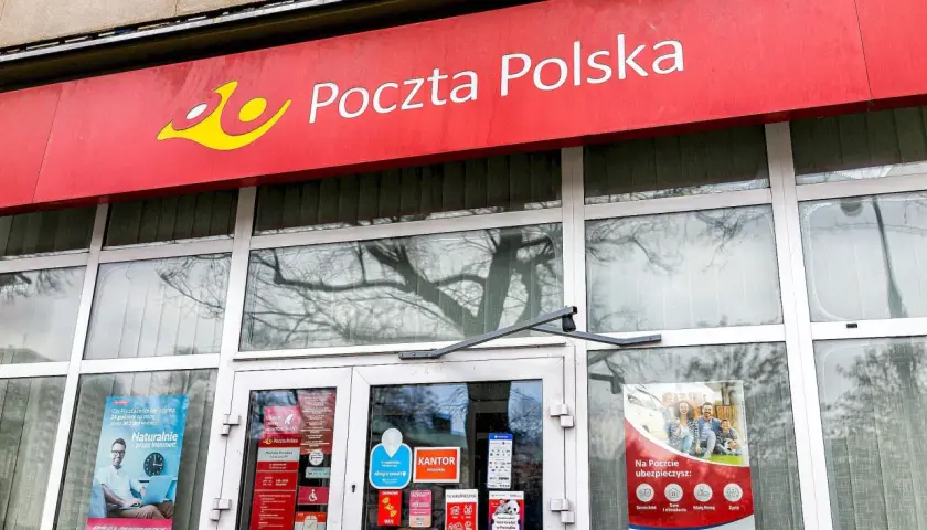Przed wejściem do Poczty Polskiej, gdzie można nadać przesyłkę nierejestrowaną i odebrać awizo.