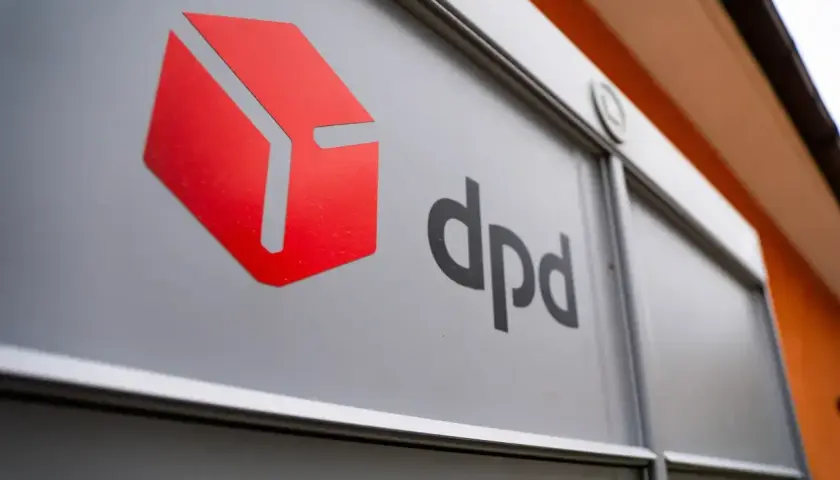 Logo DPD na szarej powierzchni, gotowe do dpd wysyłka materaca.