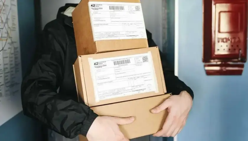 Kurier niesie paczki, które mogą posłużyć do zwrotu na Vinted.