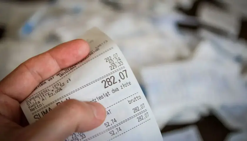 Dłoń trzyma paragon z kwotą 282,07 zł. Czy można zwrócić towar bez paragonu? To pytanie nurtuje wielu konsumentów.