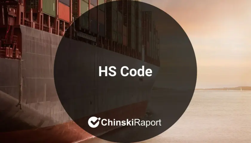 Kontenerowiec z napisem "HS Code" na tle zachodzącego słońca. Kod HS ułatwia globalny handel.