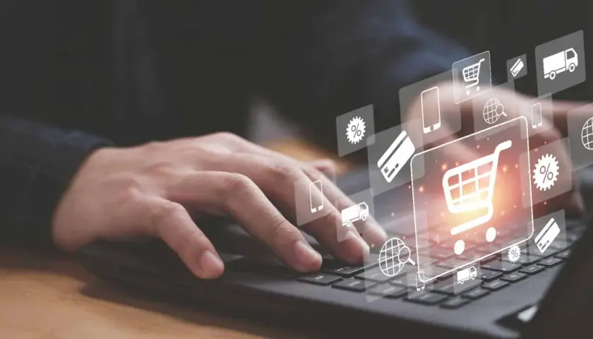 Dłoń na klawiaturze laptopa, ikony zakupów online, koszyk, karta kredytowa, procenty, wyszukiwanie globalne, telefon, ciężarówka – wszystko to pojawia się w samą porę.