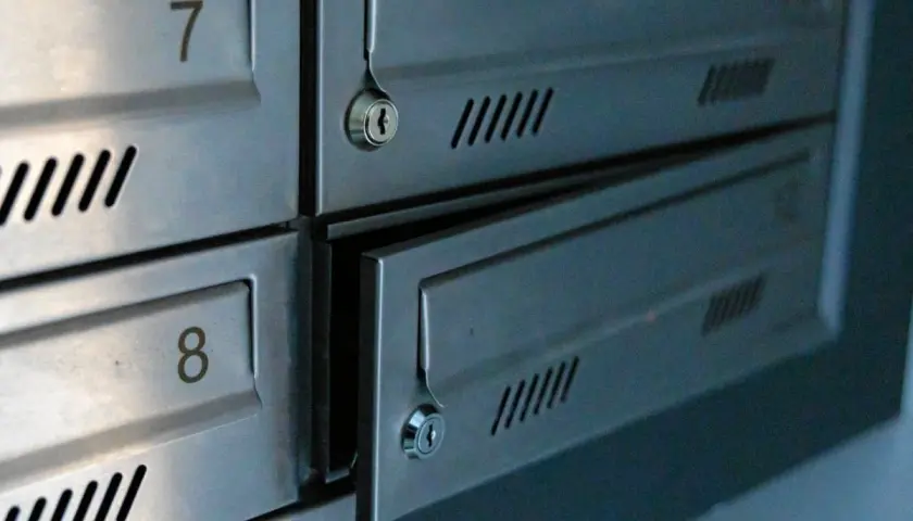 Metalowe skrytki pocztowe z numerami 7 i 8. Jedna z nich jest uchylona, ukazując zamek.