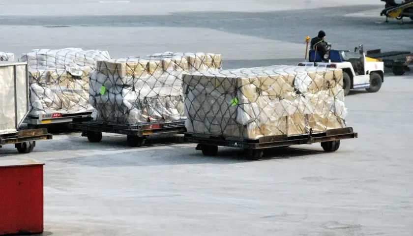 Paczki na lotnisku czekają na transport. Ile prób doręczenia będzie potrzebnych, by trafiły do celu?