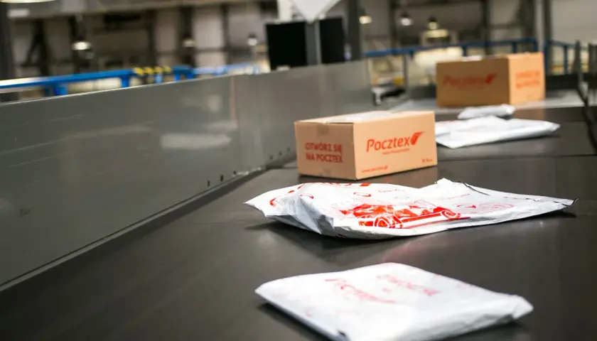 Paczki na taśmie sortowni. Jedna z nich z napisem "Otwórz się na Pocztex". Może to być moja paczka, ale pocztex nie ma mnie w domu.