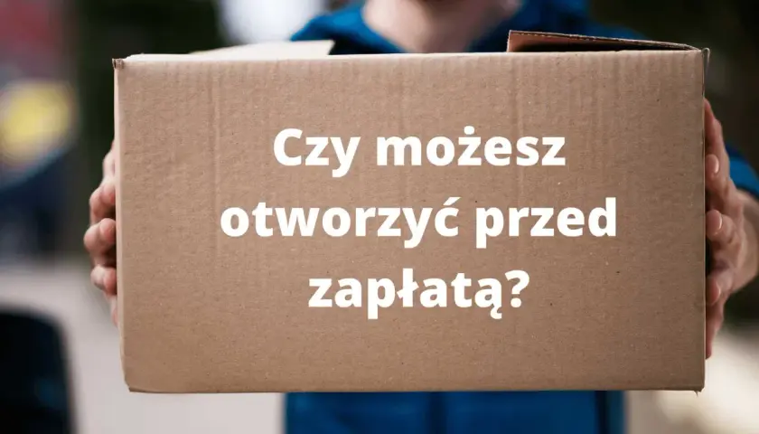 Kurier trzyma paczkę z napisem "Czy możesz otworzyć przed zapłatą?". Dowiadujemy się, czy można otworzyć paczkę przy kurierze.