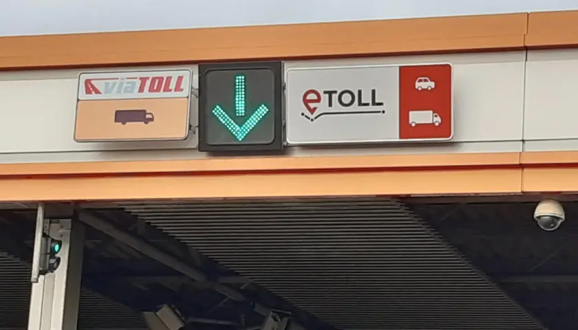 Znak ViaToll z zieloną strzałką w dół informuje, że to przejazd e-TOLL.