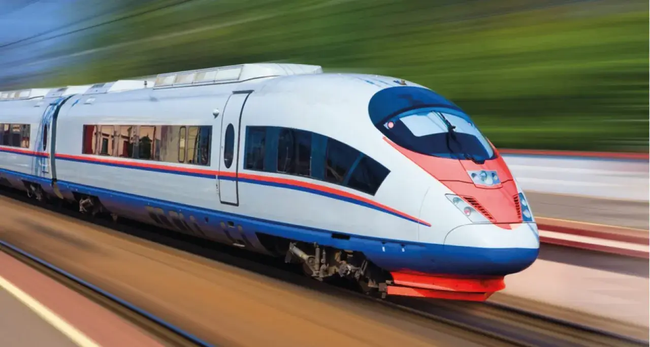 Szybki pociąg z czerwono-niebieskimi pasami mknie po torach. To idealny środek transportu dla każdej przesyłki konduktorskiej.