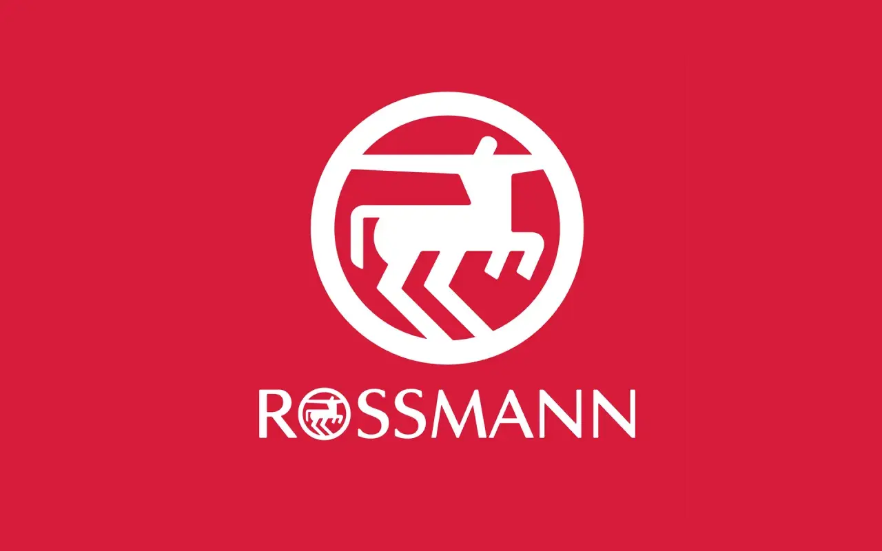Logo Rossmann z białym jeleniem w okręgu i napisem. Idealne do promocji zwroty Rossmann.