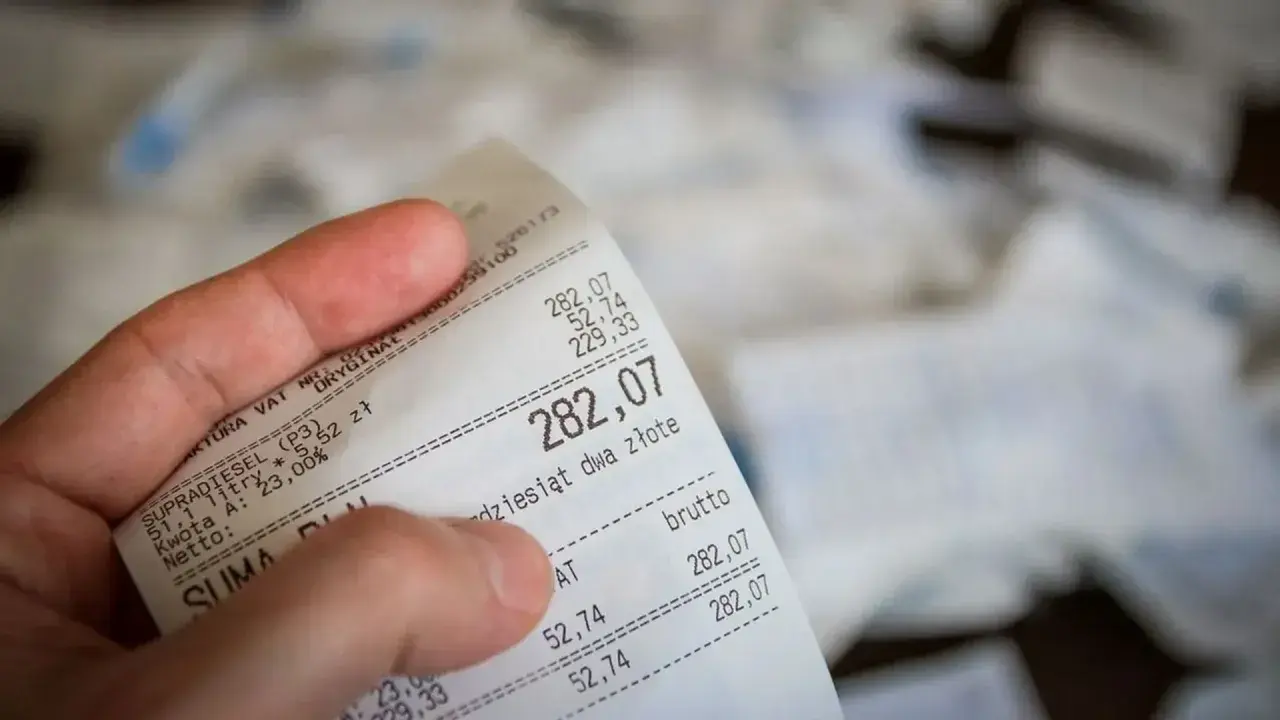 Dłoń trzyma paragon z kwotą 282,07 zł. Czy można zwrócić towar bez paragonu? To pytanie nurtuje wielu konsumentów.