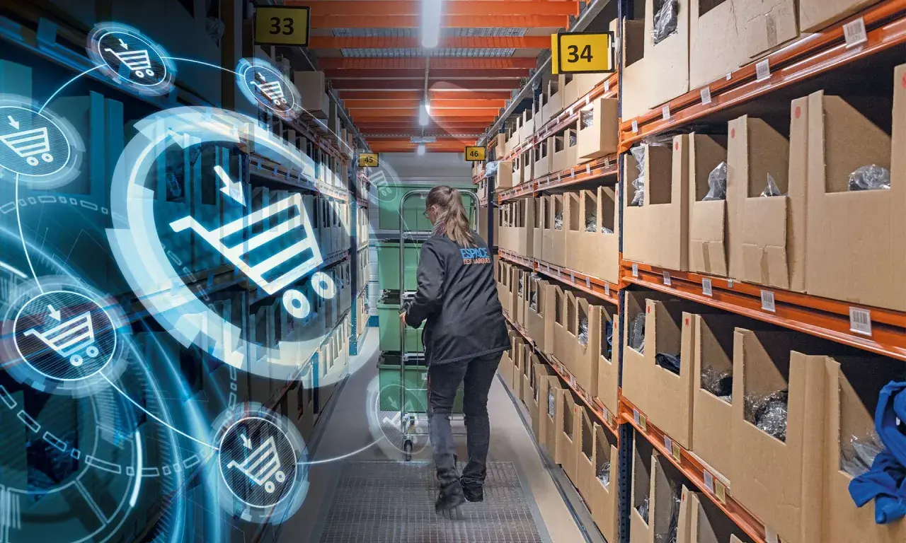 Kobieta w magazynie, gdzie nowe technologie w logistyce wizualizują procesy. Wózki i koszyki zakupowe symbolizują cyfrowy przepływ towarów.