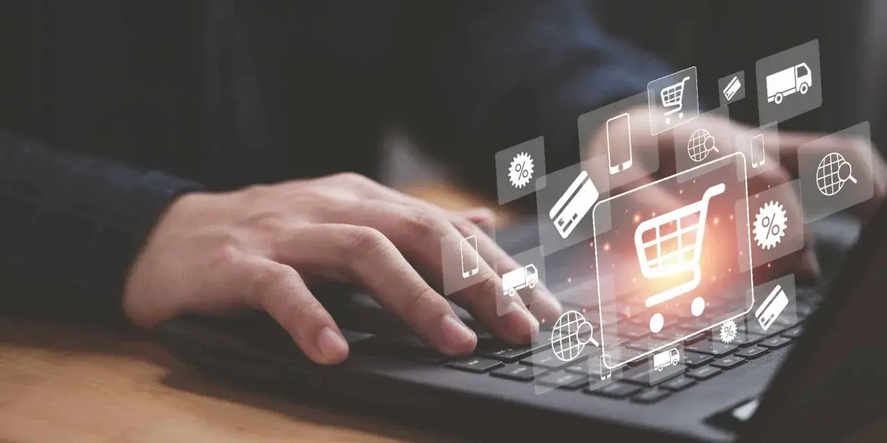 Dłoń na klawiaturze laptopa, ikony zakupów online, koszyk, karta kredytowa, procenty, wyszukiwanie globalne, telefon, ciężarówka – wszystko to pojawia się w samą porę.
