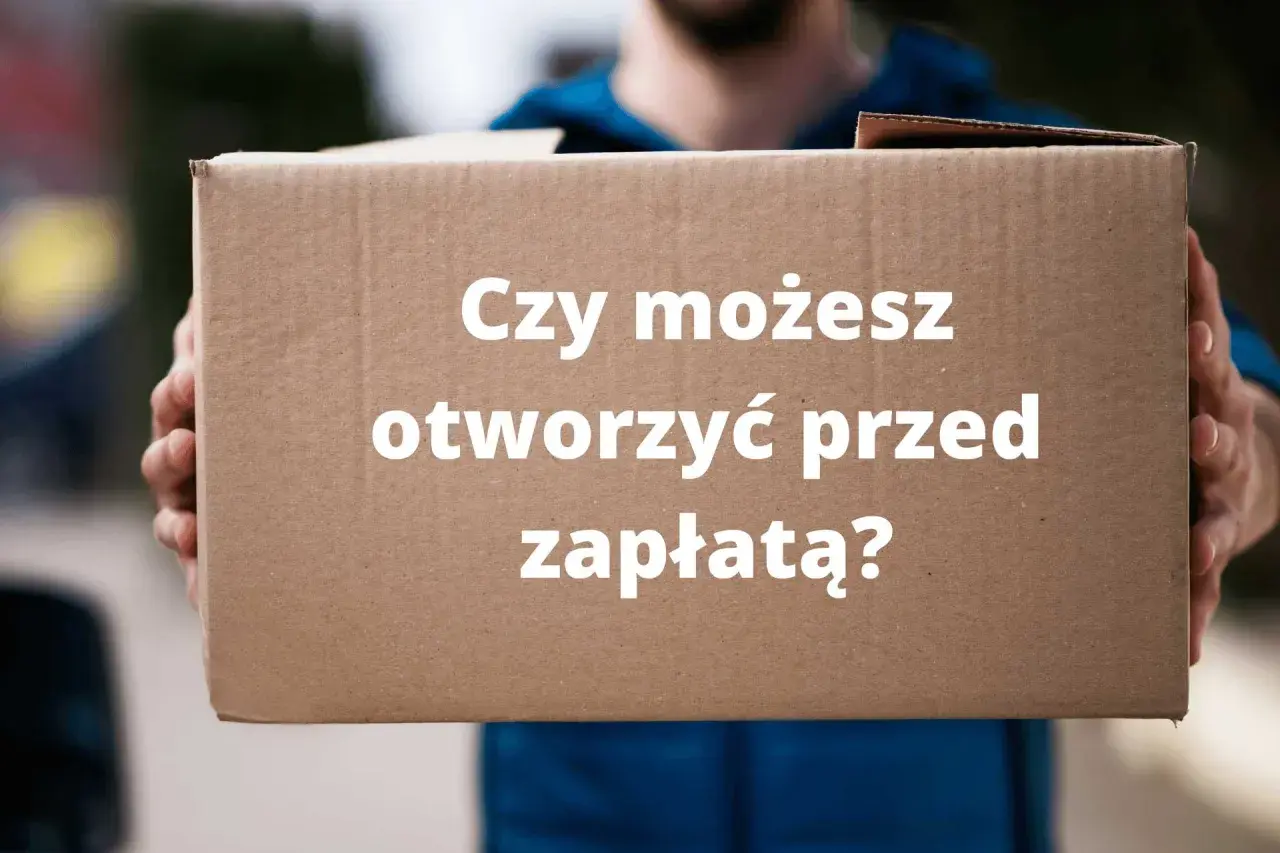 Kurier trzyma paczkę z napisem "Czy możesz otworzyć przed zapłatą?". Dowiadujemy się, czy można otworzyć paczkę przy kurierze.
