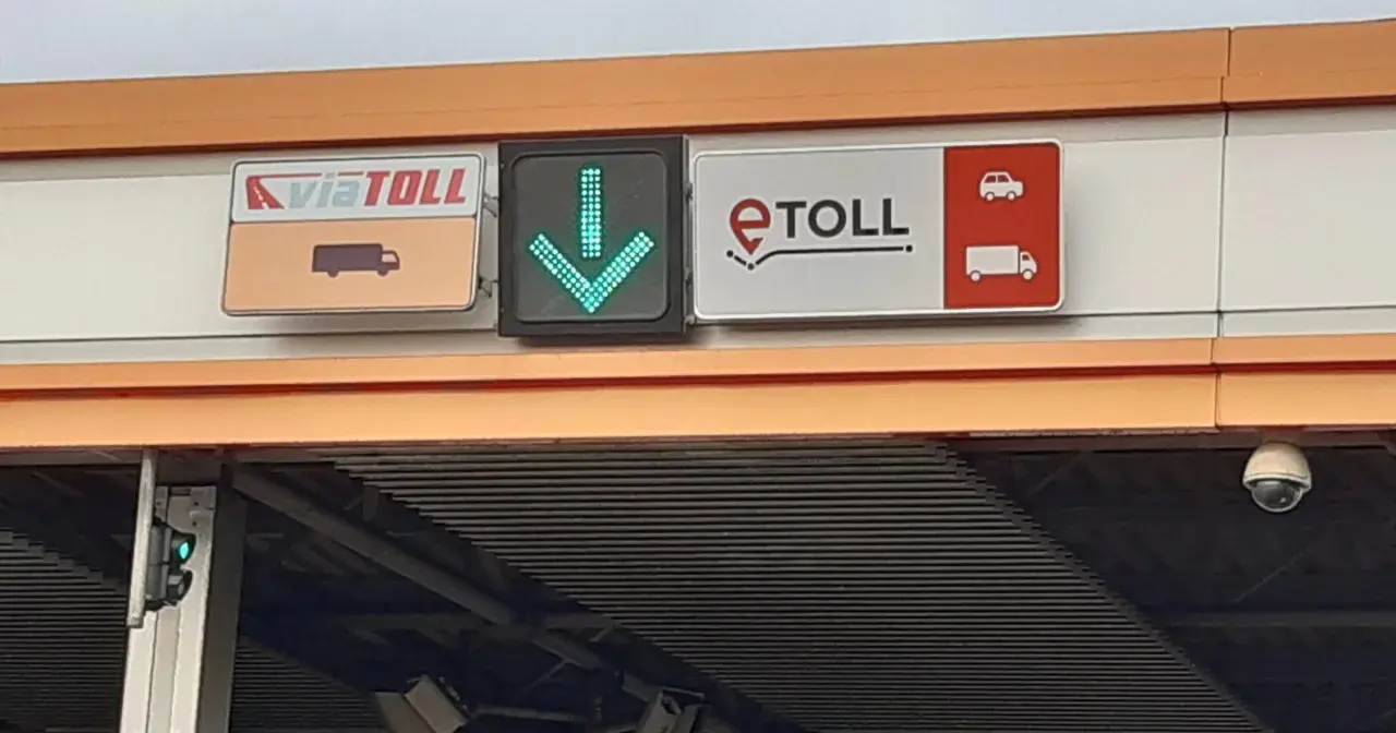 Znak ViaToll z zieloną strzałką w dół informuje, że to przejazd e-TOLL.