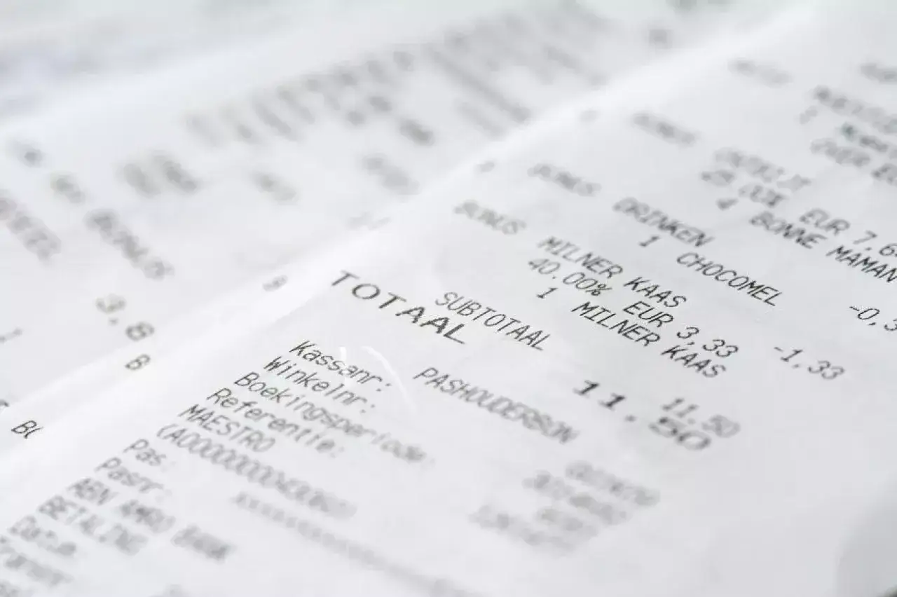 Paragon z zakupów, pokazujący zwroty w sklepie stacjonarnym. Widoczne nazwy produktów i ceny.