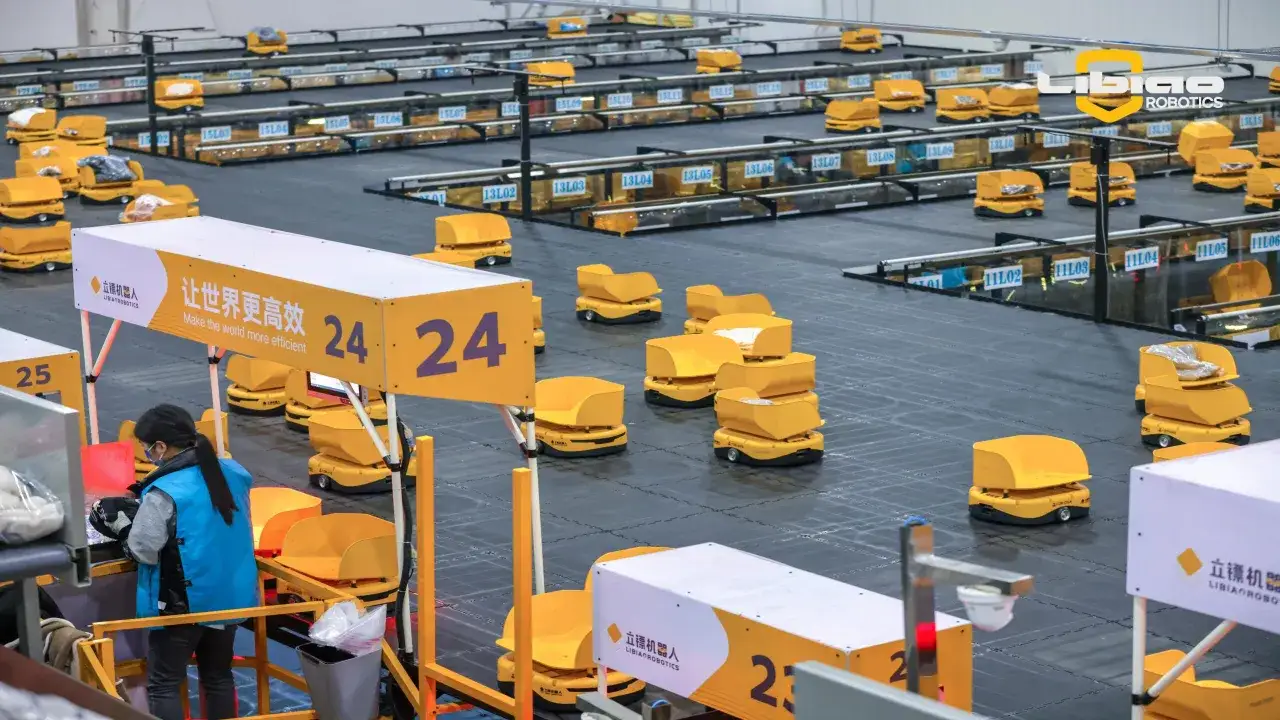 Nowoczesny hub logistyczny z żółtymi robotami poruszającymi się między regałami.