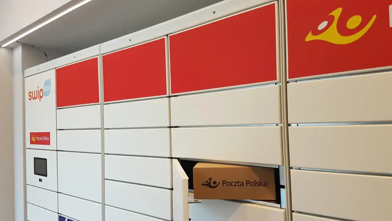 Paczka Poczty Polskiej czeka w automacie paczkowym SwipBox.